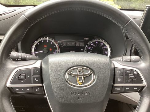 Used 2023 Toyota Highlander LE FWD image 16