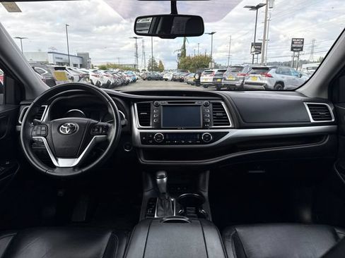 Used 2014 Toyota Highlander XLE AWD/4WD image 11