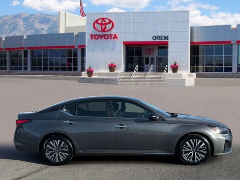 Used 2025 Nissan Altima 2.5 SV image 3