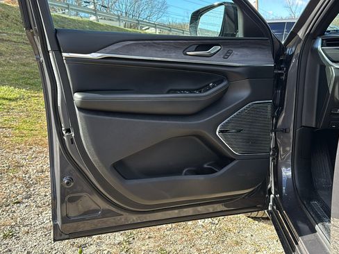 Used 2022 Jeep Grand Cherokee Overland image 12