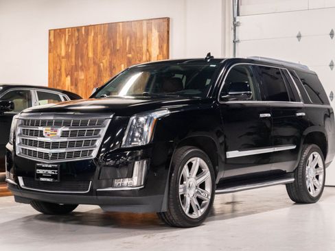 Used 2020 Cadillac Escalade Luxury w/ LPO, Radiant Package AWD/4WD image 2