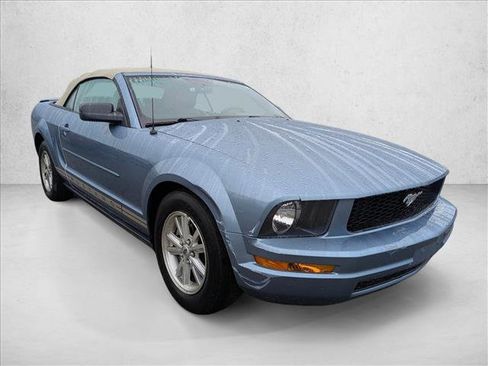 Used 2007 Ford Mustang Convertible RWD image 3