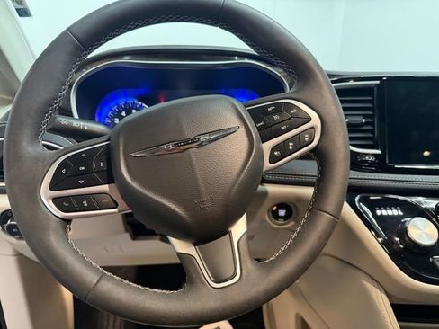 Used 2023 Chrysler Pacifica Limited image 20