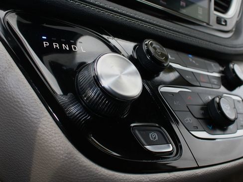 Used 2023 Chrysler Pacifica Touring-L image 33