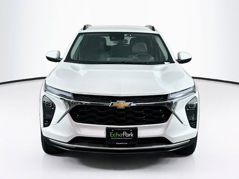 Used 2025 Chevrolet Trax LT w/ LT Convenience Package FWD image 2