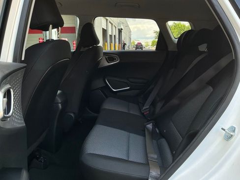 Used 2025 Kia Soul LX w/ LX Technology Package FWD image 10