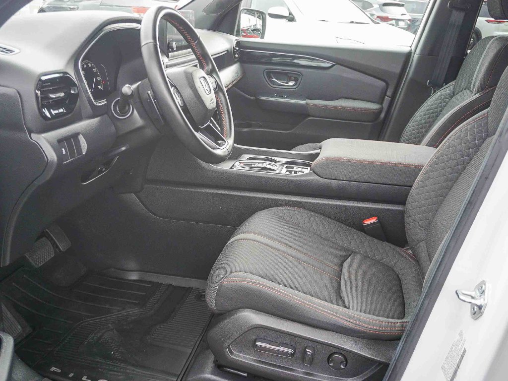 Used 2025 Honda Pilot Sport image 17
