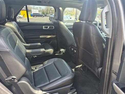 Used 2022 Ford Explorer XLT w/ Equipment Group 202A AWD/4WD image 15