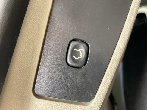 Used 2016 Chrysler Town & Country Touring w/ Driver Convenience Group image 11