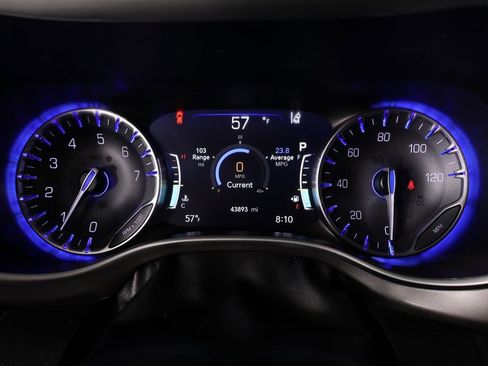 Used 2024 Chrysler Pacifica Touring-L image 4