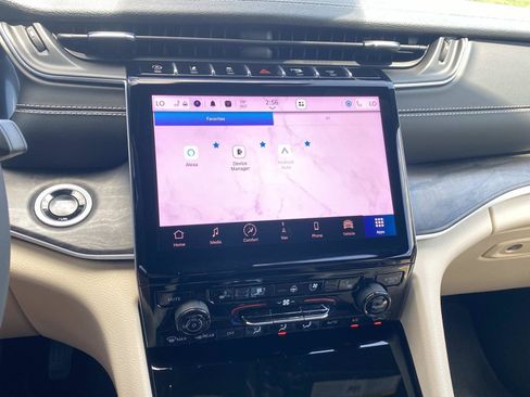 Used 2025 Jeep Grand Cherokee Limited w/ Luxury Tech Group II RWD image 31