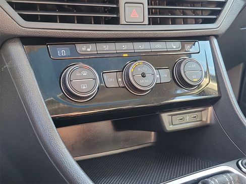 Used 2021 Volkswagen Jetta SE image 24