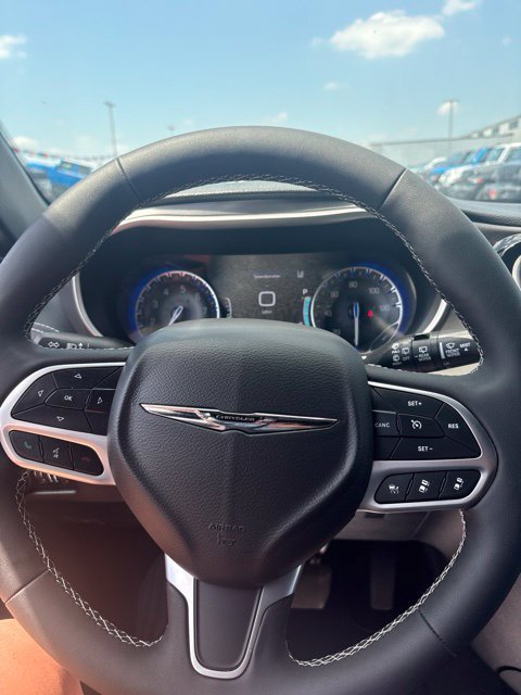 Used 2025 Chrysler Pacifica Select AWD/4WD image 3