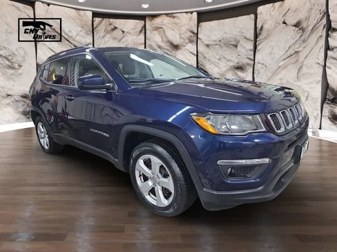 Used 2018 Jeep Compass Latitude w/ Popular Equipment Group AWD/4WD image 3