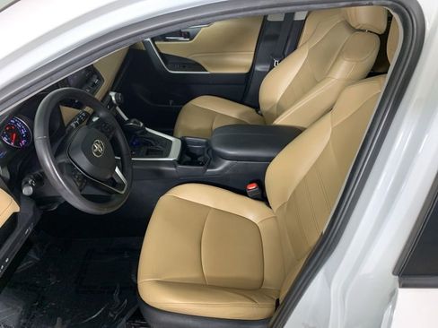 Used 2020 Toyota RAV4 XLE Premium FWD image 29