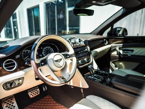Used 2018 Bentley Bentayga AWD/4WD image 11