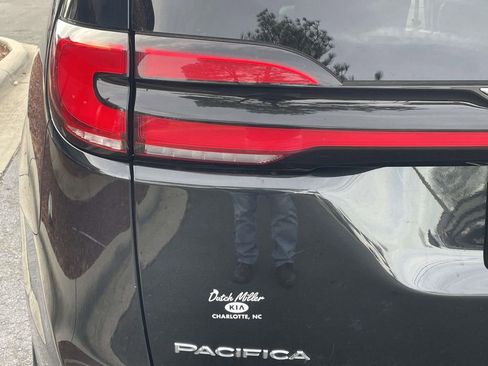 Used 2023 Chrysler Pacifica Touring-L image 12