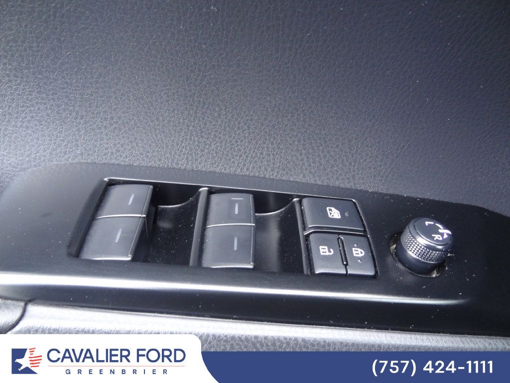 Used 2025 Toyota Camry SE FWD image 13