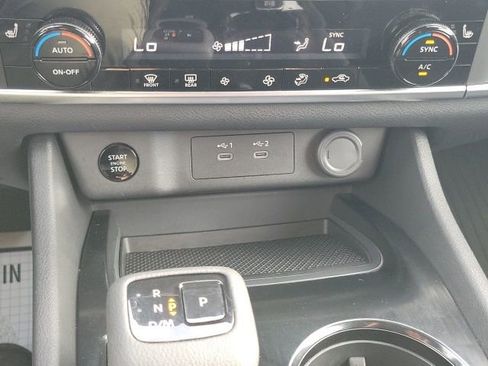 Certified 2025 Nissan Rogue SV image 29