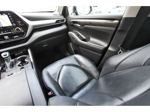 Used 2021 Toyota Highlander Limited FWD image 12