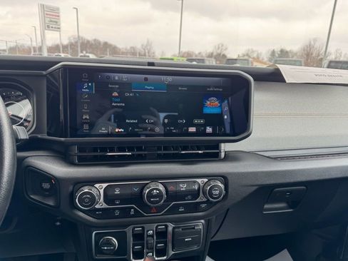 Used 2025 Jeep Gladiator Sport image 13