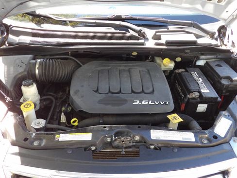 Used 2012 Chrysler Town & Country Limited w/ Luxury Group image 29