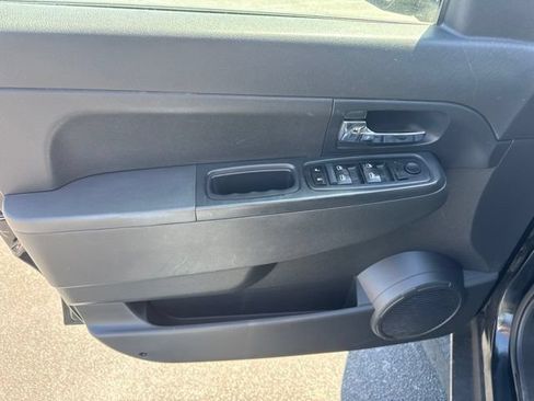 Used 2012 Jeep Liberty Sport w/ Driver Convenience Group AWD/4WD image 14