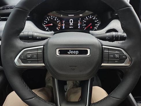 Certified 2025 Jeep Compass Latitude image 23