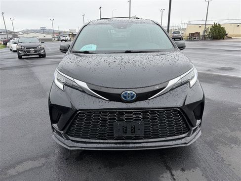 Used 2022 Toyota Sienna XSE w/ XSE Plus Package AWD/4WD image 3