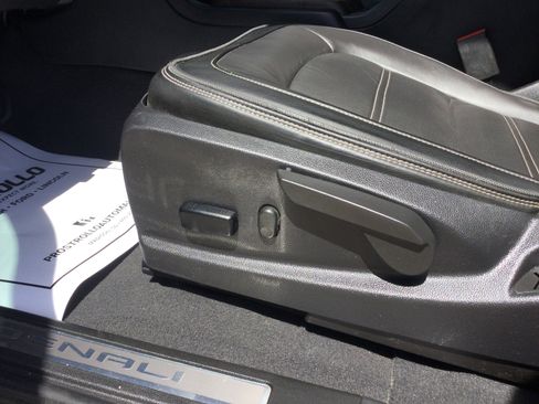 Used 2022 GMC Canyon Denali image 8