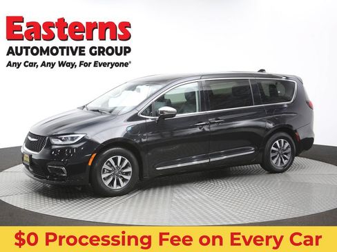 Used 2023 Chrysler Pacifica Limited FWD image 61