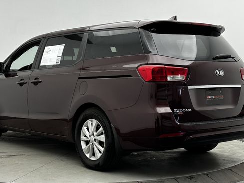 Used 2018 Kia Sedona LX image 5