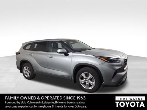 Used 2025 Toyota Highlander LE AWD/4WD image 5
