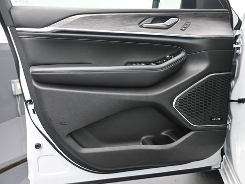 Used 2023 Jeep Grand Cherokee Overland image 12