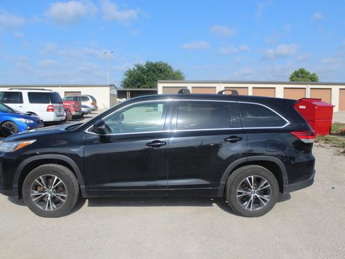 Used 2017 Toyota Highlander LE w/ Carpet Mat Package FWD image 3