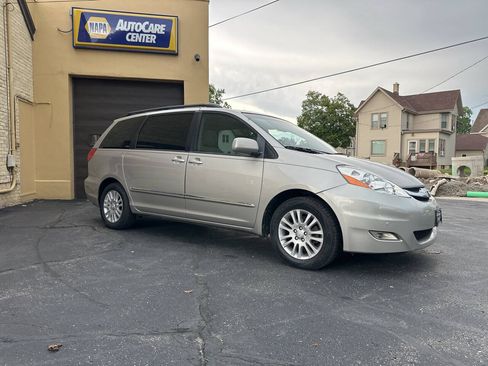 Used 2010 Toyota Sienna XLE Limited FWD image 5