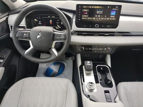 New 2025 Mitsubishi Outlander Platinum Edition image 17