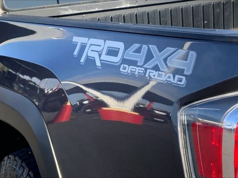 Used 2022 Toyota Tacoma TRD Off-Road AWD/4WD image 10