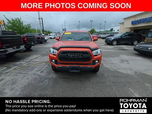 Used 2017 Toyota Tacoma TRD Off-Road AWD/4WD image 4