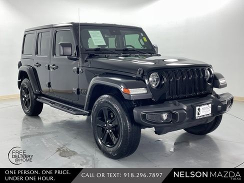 Used 2019 Jeep Wrangler Unlimited Sahara image 4