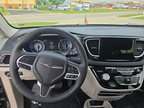 Used 2023 Chrysler Pacifica Touring-L FWD image 9