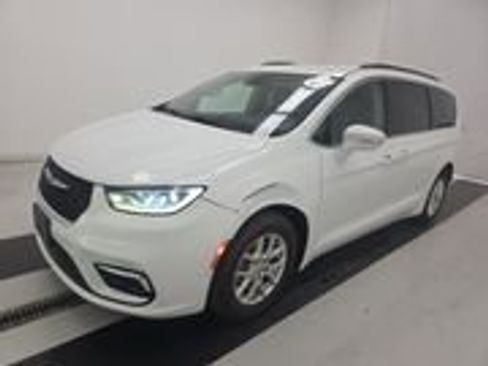 Used 2022 Chrysler Pacifica Touring-L w/ Uconnect Theater Family Group image 2