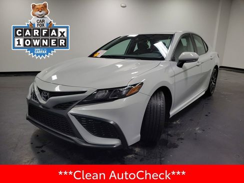 Used 2022 Toyota Camry SE image 4