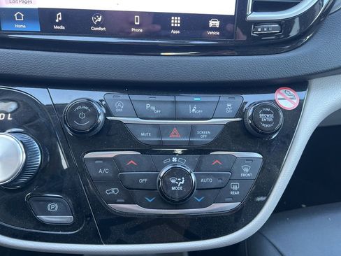 Used 2024 Chrysler Pacifica Touring-L image 19