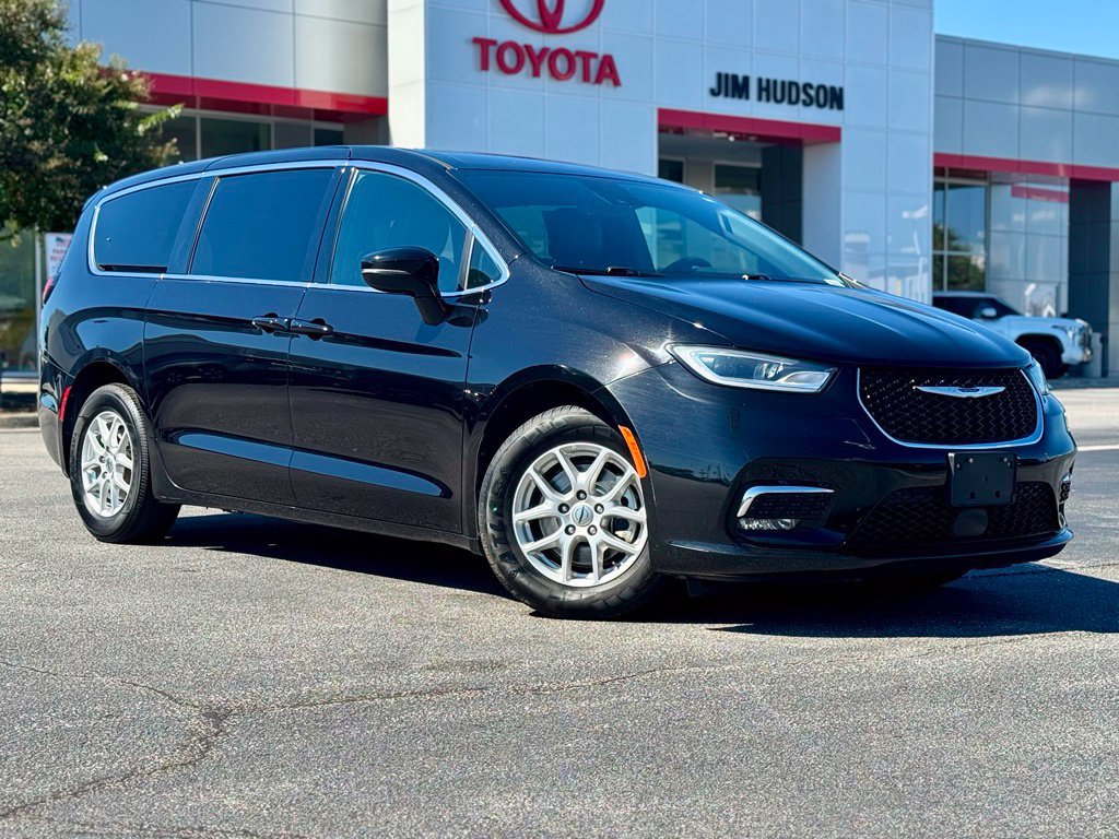 Used 2025 Chrysler Pacifica Select FWD image 2