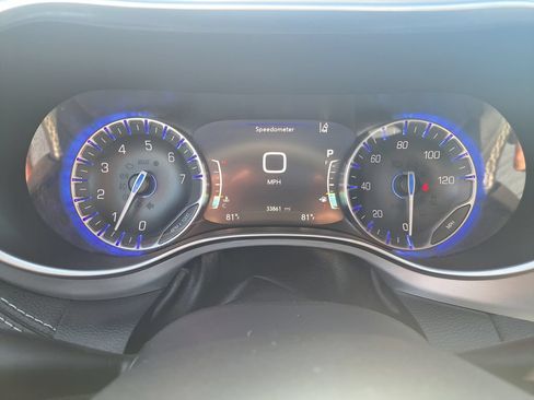 Used 2025 Chrysler Pacifica Limited FWD image 12