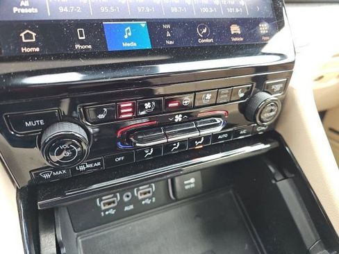 Used 2023 Jeep Grand Cherokee L Limited w/ Luxury Tech Group II image 22