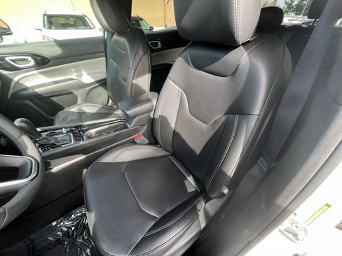 Used 2025 Jeep Compass Limited image 37