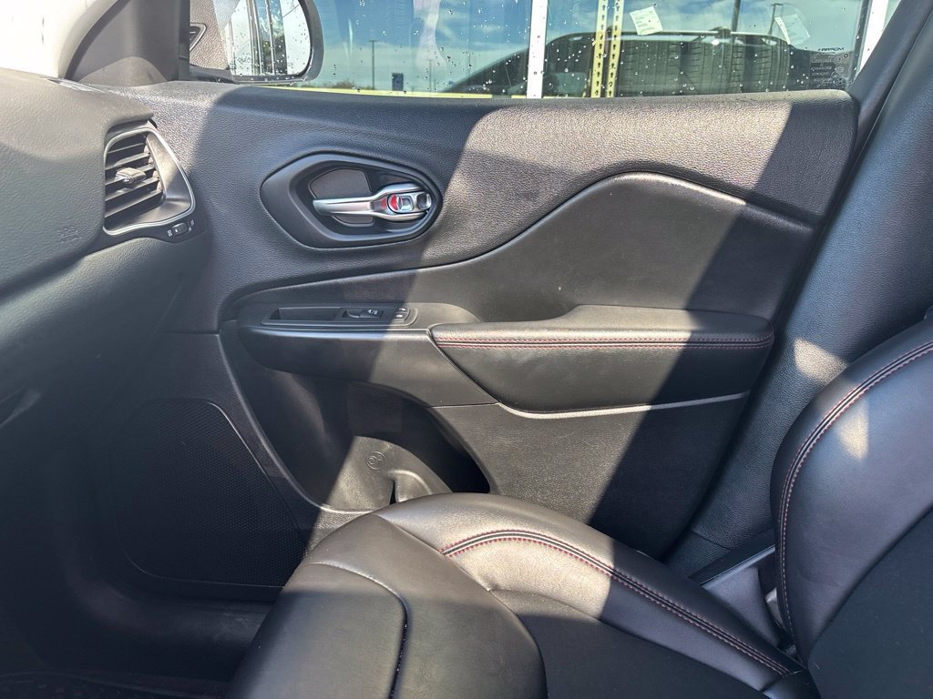 Used 2019 Jeep Cherokee Trailhawk w/ Comfort/Convenience Group AWD/4WD image 4