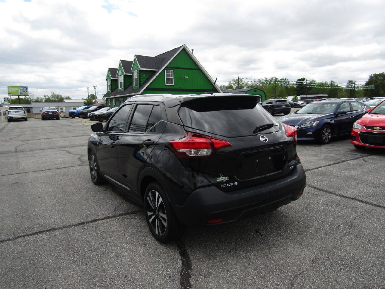 Used 2018 Nissan Kicks SR FWD image 5